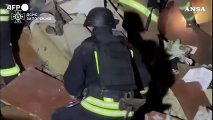 Raid russo su Zaporizhzhia, soccorritori al lavoro tra le macerie