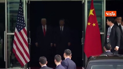 Trump e Xi Jinping si salutano con una stretta di mano dopo l'incontro in Corea del Sud