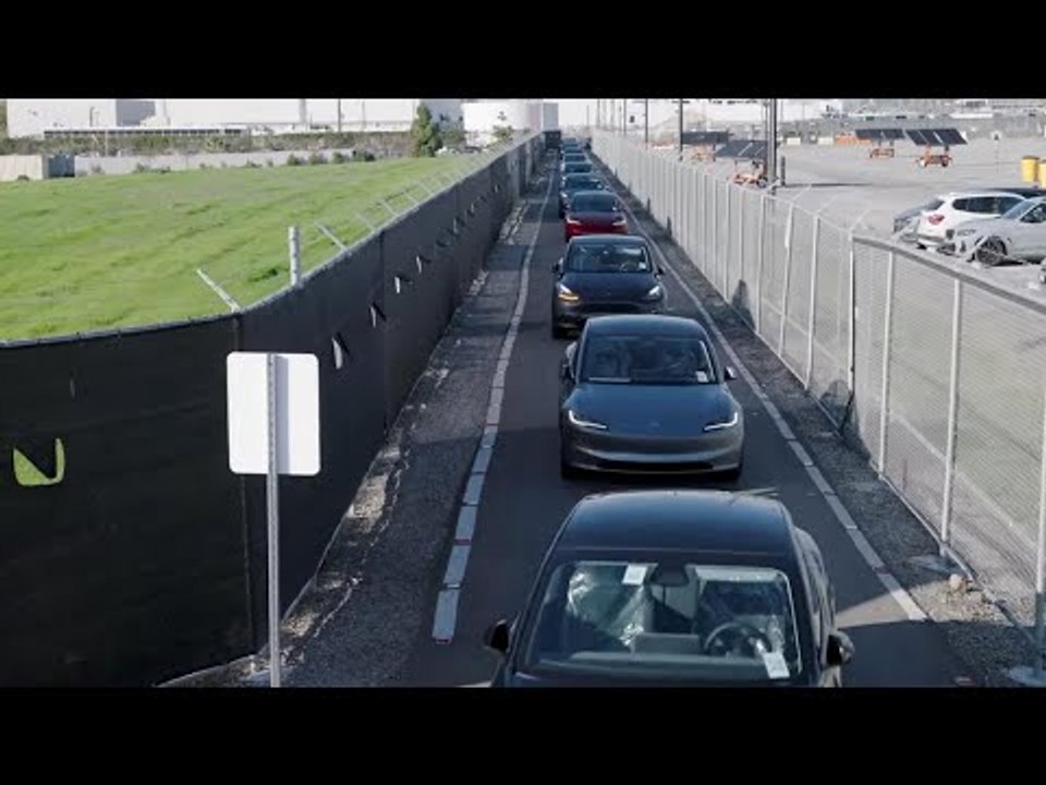 Tesla geht next Level: Autos fahren alleine aus der Fabrik zur Verladung