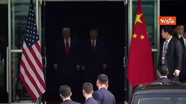 Trump e Xi Jinping si salutano con una stretta di mano dopo l'incontro in Corea del Sud