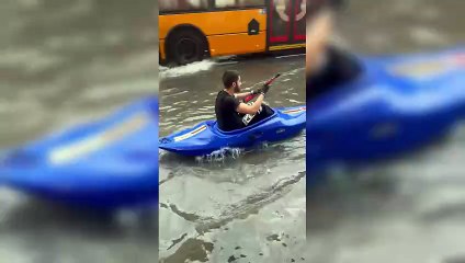 Maltempo a Livorno, viale Italia allagato: dal bar le consegne in... canoa