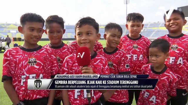 Pemain Terengganu luangkan masa bersama dengan bakat muda bola sepak
