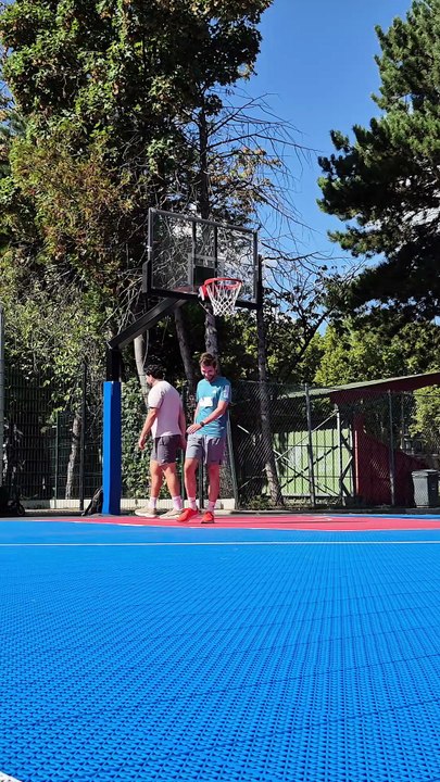 Juste 2 gars de 30 ans qui jouent comme des gamins... mais qui sont mauvais