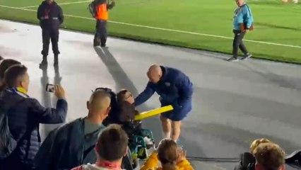 ¡Un gesto emocionante! El delantero del Rayo Vallecano comparte botas con aficionado en silla de ruedas ⚽