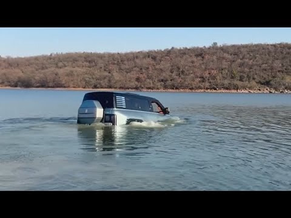 BYD Yangwang U8 'fährt' (schwimmt) durch den Fluss – Amphibienmodus live!