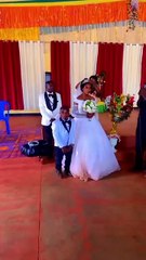 The Tiniest Groom's Big Day! 🤵👰 Hilarious Wedding Height Difference That Went Viral