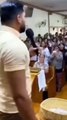 'Hagamos la voluntad de Dios': pastor pide a feligreses un Iphone 17 en pleno culto