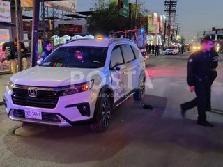 VIDEO | Aparatoso choque en Monterrey deja a motociclista herido y caos vial matutino