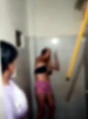 Mulher flagrá-la dentro de casa