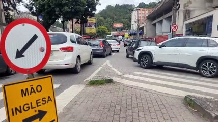 O que explica trânsito caótico e filas quilométricas no Centro de Blumenau