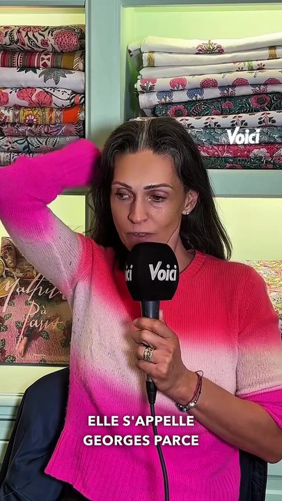 Assumer, c’est rayonner. @adeline.blondieau parle de ses mèches blanches avec tendresse et humour : « Celle-là, c’est Georges, elle est arrivée à la vingtaine. Et là, vous avez Mafalda. » Un clin d’œil à l’acceptation de soi, mais aussi un vrai message de