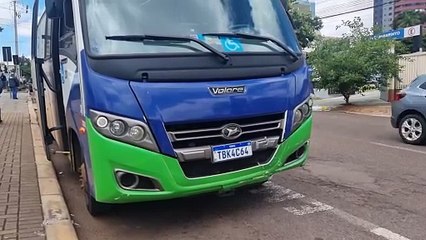 Ônibus da Saúde perde o controle e provoca acidente com cinco veículos no Centro de Cascavel