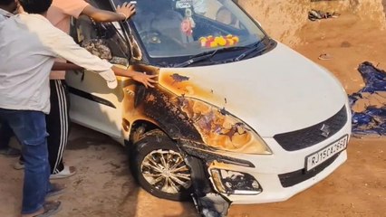 Video: घर के आगे खड़ी कार में लगी आग