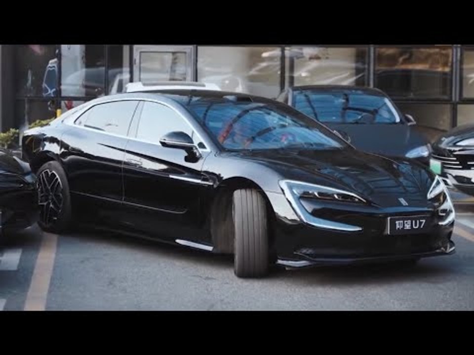 Yangwang U7 parkt selbstständig in enge Parklücke – beeindruckende Technik!