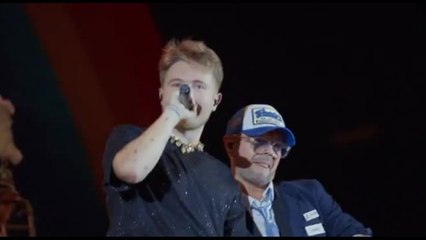 Alfa infiamma il Forum di Milano, sul palco anche Vecchioni e Amadeus