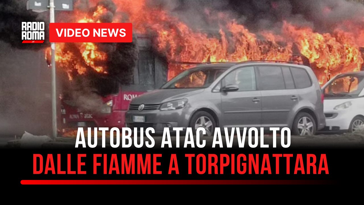 Autobus Atac avvolto dalle fiamme a Torpignattara