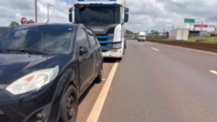 Fiesta e carreta se envolvem em acidente na BR-277 em Cascavel, próximo ao Trevo Cataratas