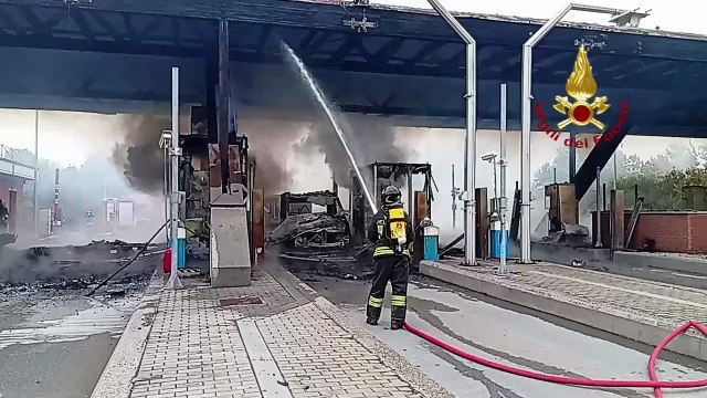 Brescia, in fiamme casello sull'autostrada A21: 4 squadre dei vigili del fuoco a lavoro
