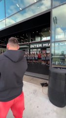 Messi muestra su octavo Balón de Oro a los jugadores de la Academia del Inter Miami