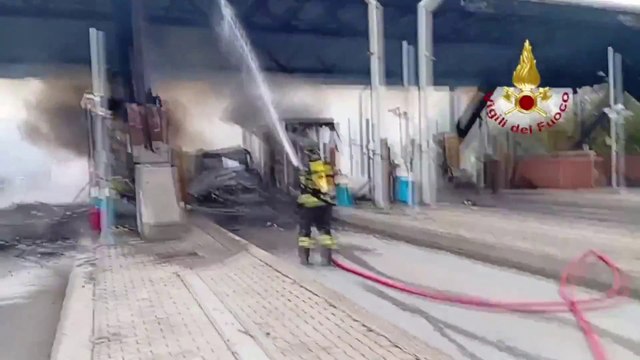 Incendio sulla A21, in fiamme casello autostradale di Brescia Sud