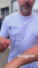 La reacción de Flick cuando una aficionada le pide que le firme en el brazo