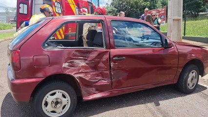 Gol e Renegade se envolvem em forte colisão na rotatória das Avenidas da FAG e Brasil