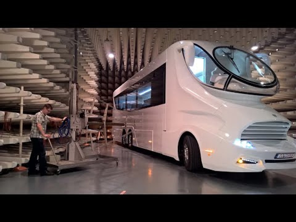 Futuristisches luxus-wohnmobil: marchi mobile elemment im check