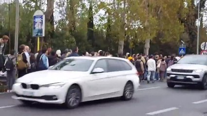 Metromare in tilt: passeggeri in strada aspettano per ore i bus sostitutivi