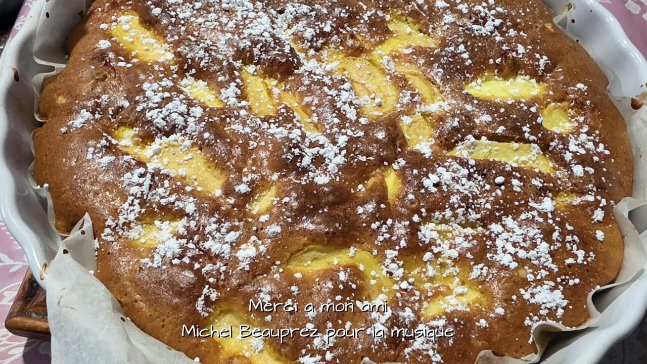 Tarte moelleuse sucrée aux oeufs et aux pommes