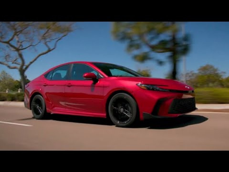 2026 toyota camry se awd 2026 in supersonic red – fahrszenen
