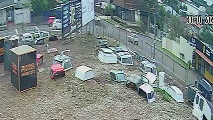 Vídeo mostra momento em que Mobi cruza preferencial e capota no Parque São Paulo