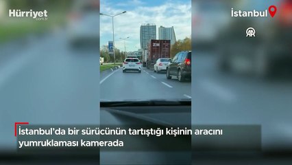 İstanbul'da bir sürücünün tartıştığı kişinin aracını yumruklaması kamerada
