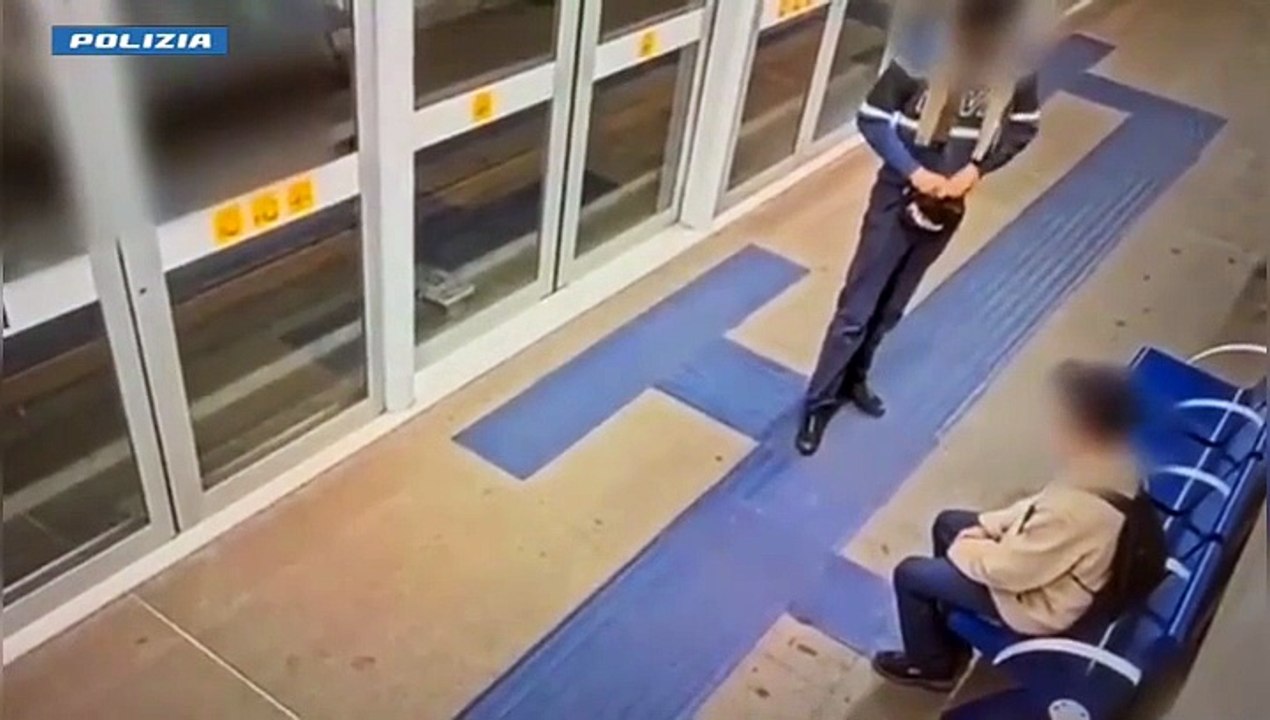 Rapina cellulari (col codice di sblocco) in metropolitana e sul bus: arrestato ragazzo di 18 anni