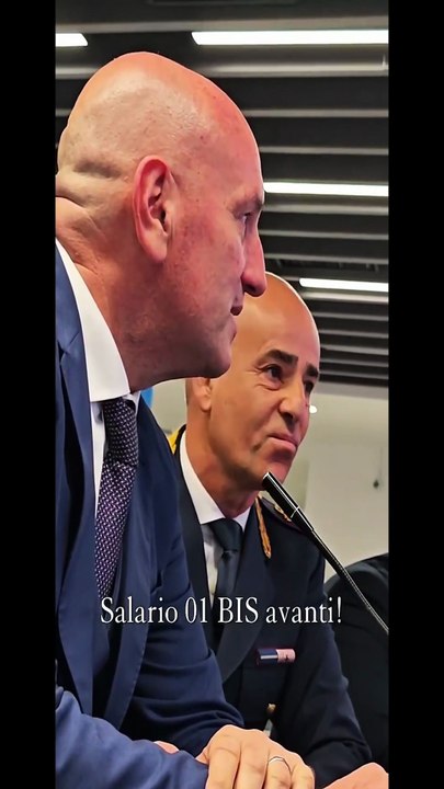 Poliziotto va in pensione e saluta i colleghi via radio. Dall'auto risponde la figlia: "Fiera di te"