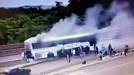 Ônibus de compristas pega fogo e passageiros tentam salvar mercadorias