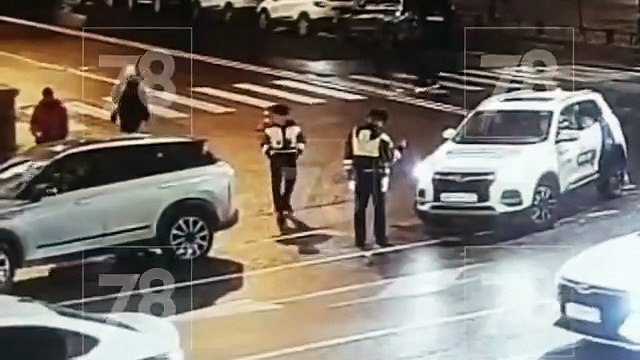 🇷🇺 In St. Petersburg, a female driver confused the pedals and injured a traffic police officer — he will likely never be able to walk again.