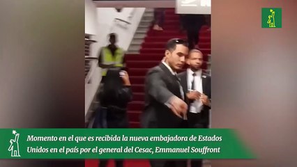 Momento en el que es recibida la nueva embajadora de Estados Unidos en el país por el general del Cesac, Emmanuel Souffront