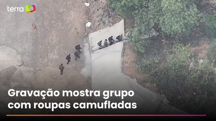 Drone da polícia flagrou homens armados fugindo para a mata antes de megaoperação no RJ