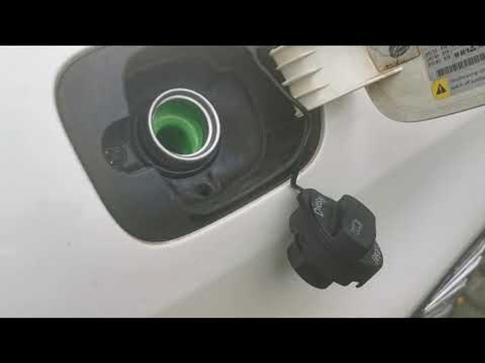 Darum hat der Tankdeckel vom Auto eine Kunststoffnase oder Haltervorrichtung! (Tankdeckelband)