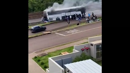Novas imagens mostram compristas salvando mercadorias de ônibus em chamas