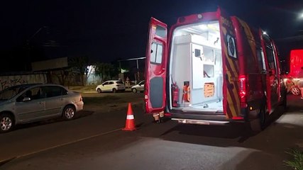 Jovem fica ferido após colisão entre moto e caminhão em Cascavel