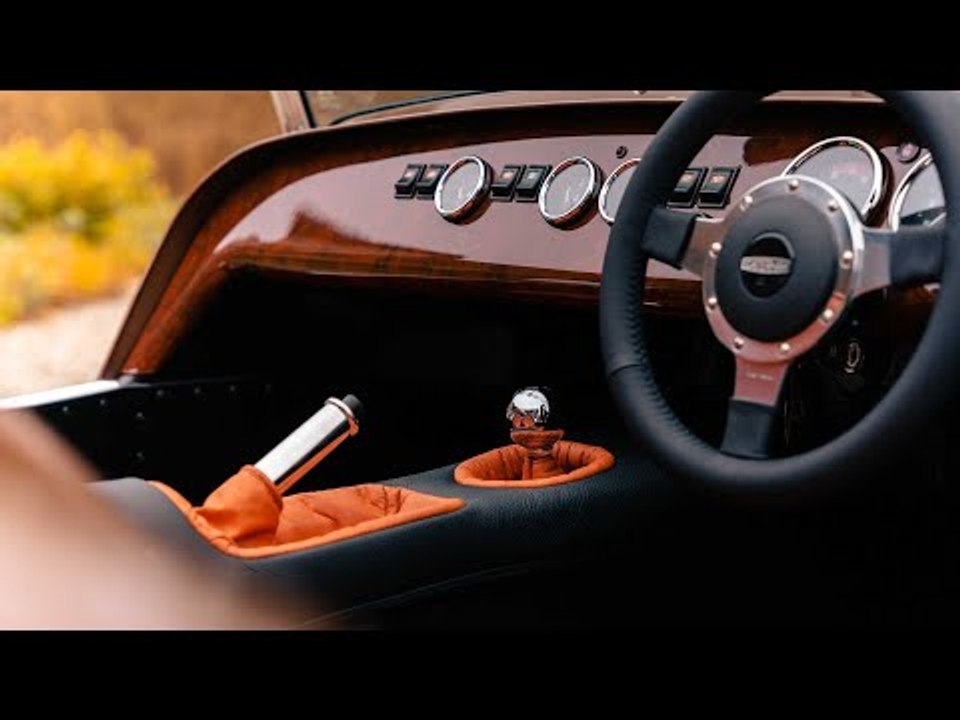 Caterham Super Seven 600 und 2000 mit 70er-Jahre Optik