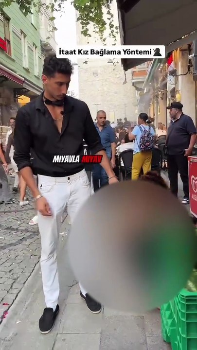 İstanbul Beyoğlu’nda skandal görüntü: Kadının boynuna tasma