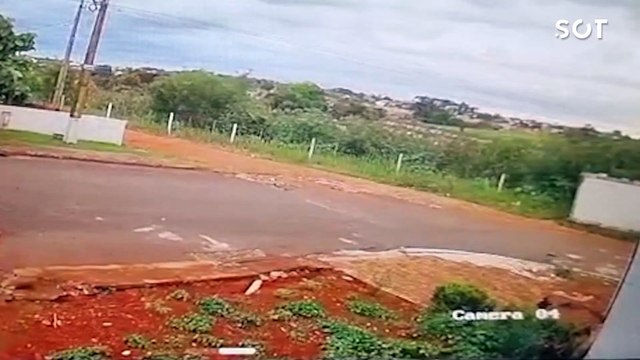 Homem é baleado ao chegar em casa e atirador foge deixando moto com placa do Paraguai no Bairro Brasmadeira