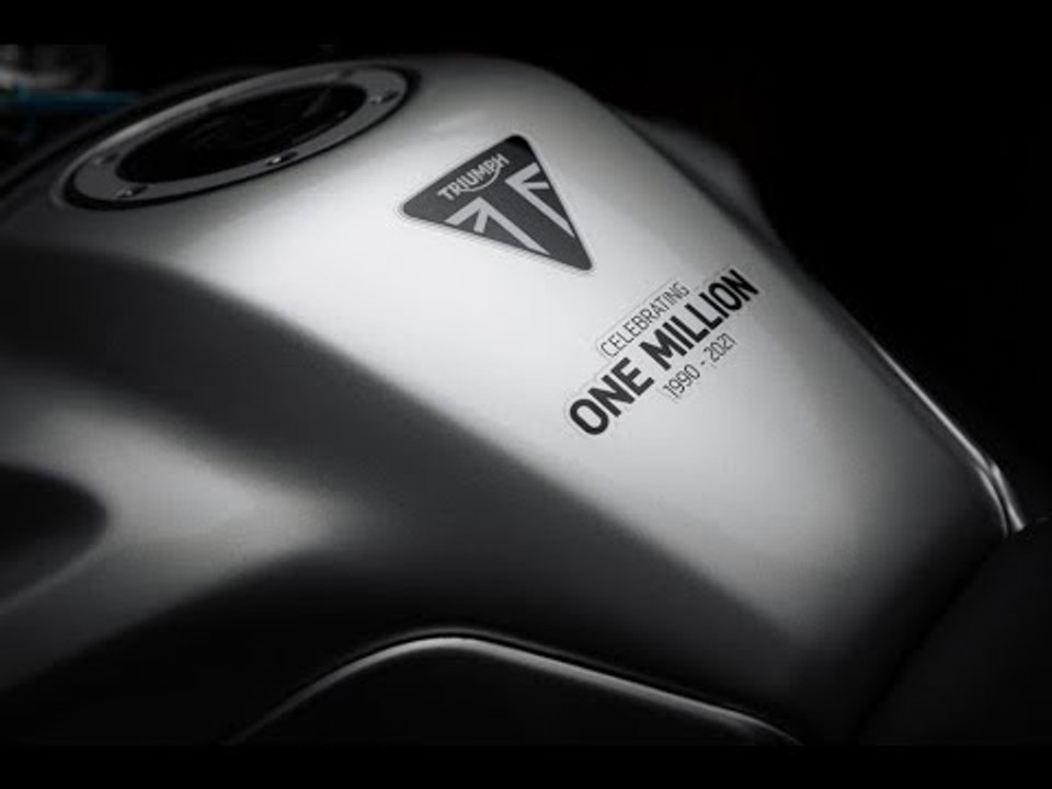 Triumph Tiger 900 Rally Pro mit speziellem Lackdesign - das ein millionste Triumph Motorrad!