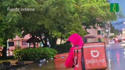 Inundaciones en Santiago generan caos en el tránsito; usan camiones de bomberos para desaguar vías