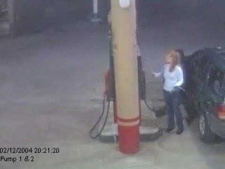 Elektrostatische Entladung beim Tanken vom Fahrzeug mit Feuer an der Zapfsäule!