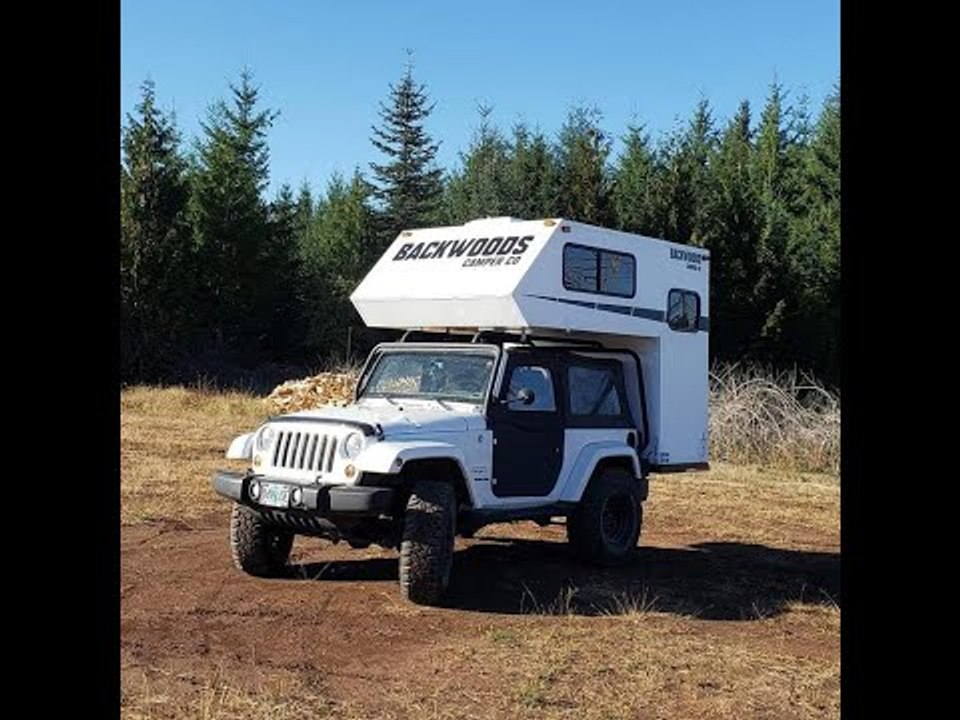 Jeep Wrangler mit Campingaufbau von Backwoods Camper