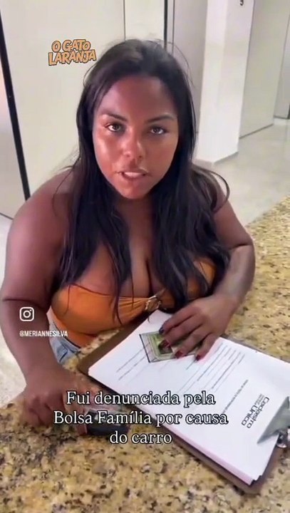 Diva do CRAS "perde" Bolsa Família após comprar carro e iPhone 17
