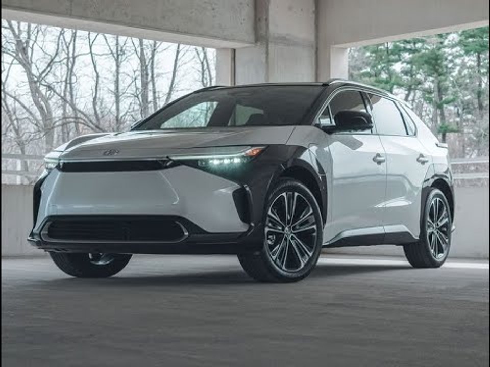 2025 Toyota bZ4X | XXL-Filmmaterial vom Elektro-SUV mit Frontantrieb, 71,4-kWh-Batterie, 410 km...